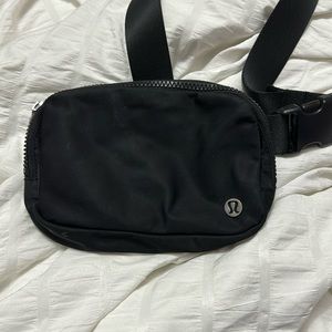 BLACK LULULEMON BELT BAG O/S
